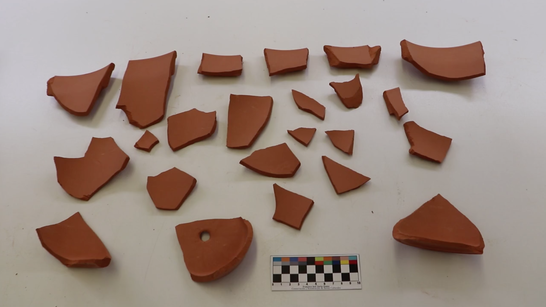 Imagen de portada de Videotutorial de apoyo a la docencia práctica: tratamientos de restauración cerámica arqueológica